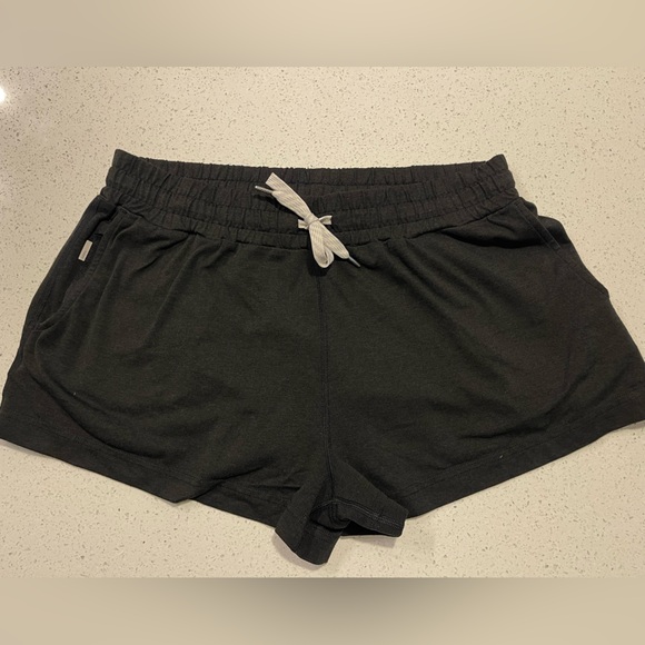 Vuori Halo Performance Shorts - Picture 2 of 4